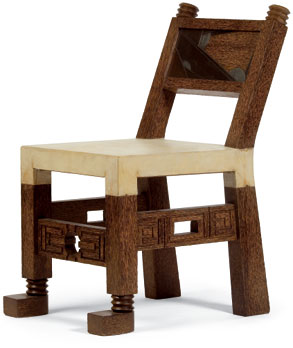 Chaise style africain (Legrain), bois de palmier, dossier décor laqué, assise gainée de parchemin de mouton.