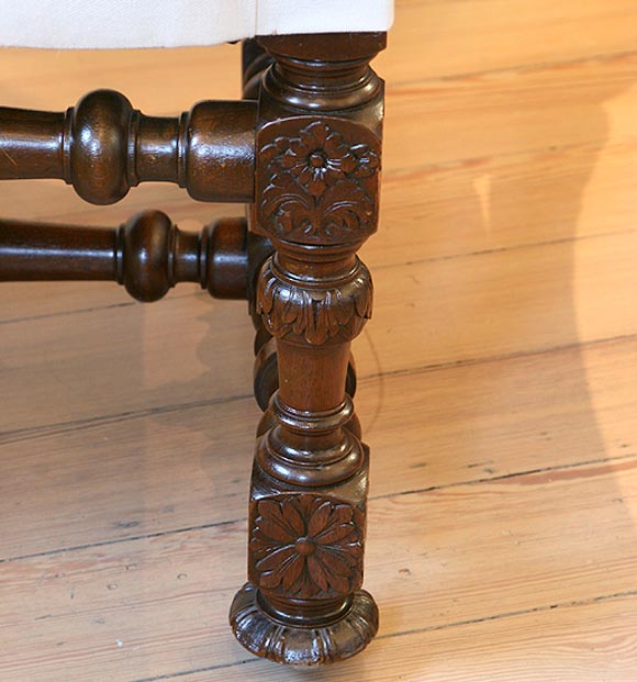 Détail d'un pied sculpté d'un fauteuil de style LouisXIII
